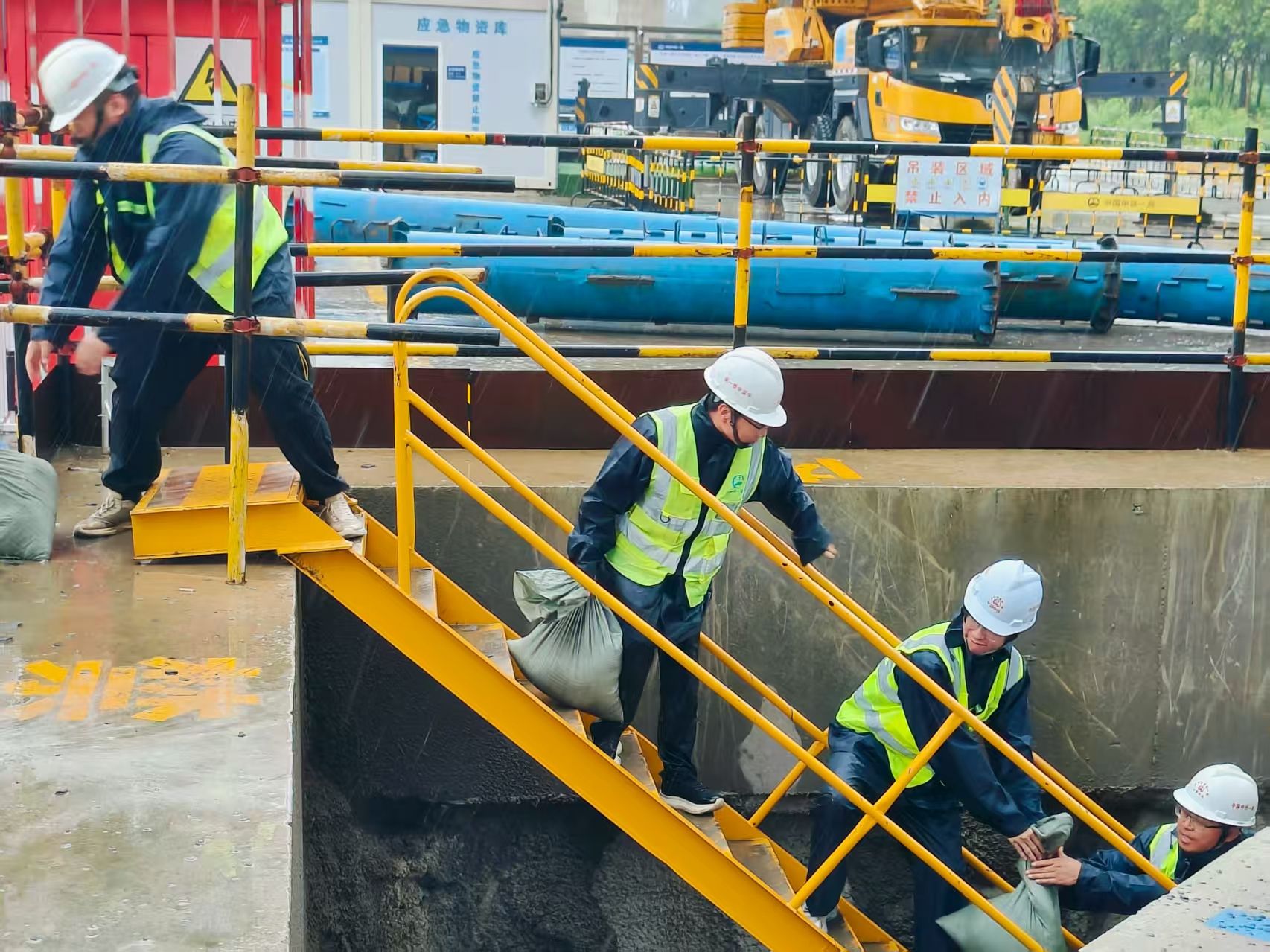 安放防洪沙袋 安放防洪沙袋